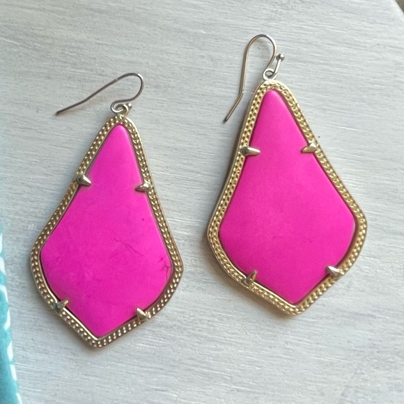 Kendra Scott Alexandra Gold Drop Earrings in Magenta Magnesite - Picture 4 of 4